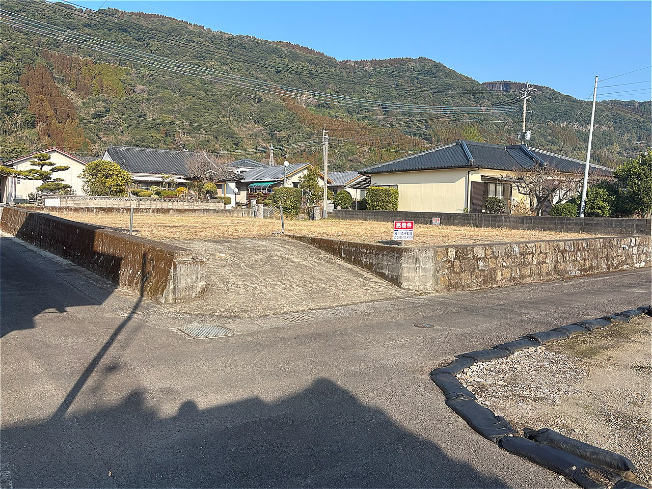 ②霧島市国分敷根142坪　3面道路の角地